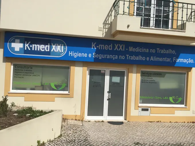 Fachada das instalações em Caldas da Rainha, com a placa K-med XXI e o logótipo Raciocínio Claro nas montras